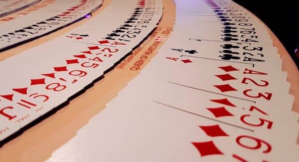 Izložene karte raspore?ene u polukrug, prikazuju?i razli?ite simbole i vrednosti špila