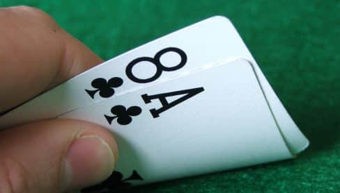 Igra? podiže dve karte asa i osmicu tref, poznate kao "Dead Man’s Hand".