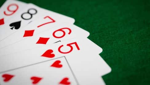 Rasprostrte karte u nizu od pet do devet, uklju?uju?i sve ?etiri boje.