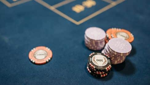 Simboli boja iz špila karata: tref, karo, pik i herc na vintage pozadini.