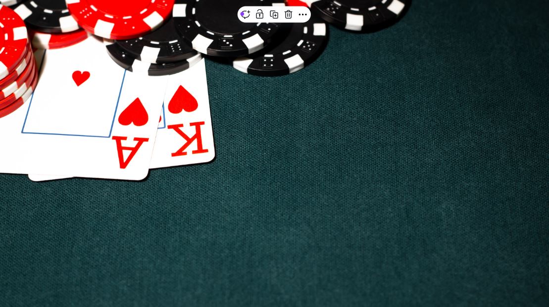 Karte as i kralj herc uz crvene i crne žetone na zelenom poker stolu.