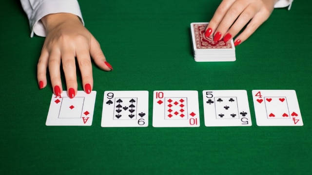 Diler deli karte na zelenom stolu tokom Texas Hold’em igre.