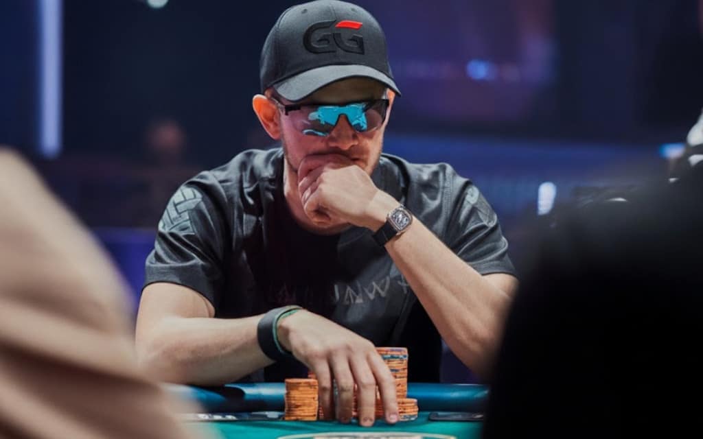 Poker igra? sa nao?arima i ka?ketom GG fokusirano posmatra sto tokom partije.