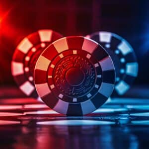 Tri poker žetona obasjana reflektorima, ističu važnost žetona u igri