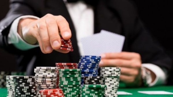 Kako efikasno blefirati u Hold&#8217;em pokeru