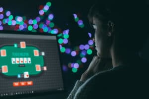 Mulher jogando poker online
