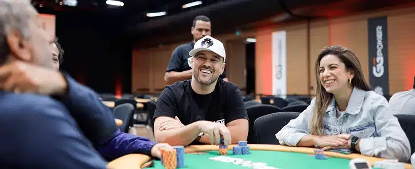 jogador sorrindo durante partida de poker ao vivo