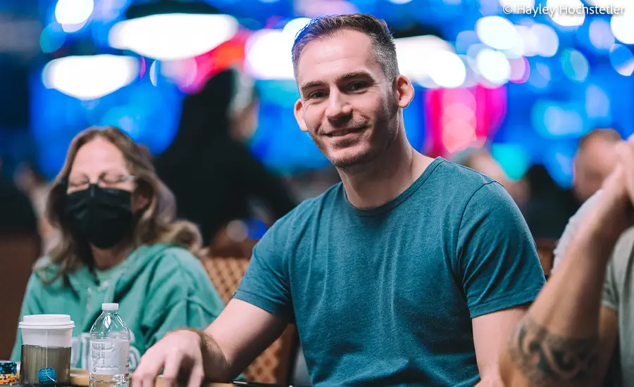 justin bonomo famoso jogador de poker sentado numa mesa jogando