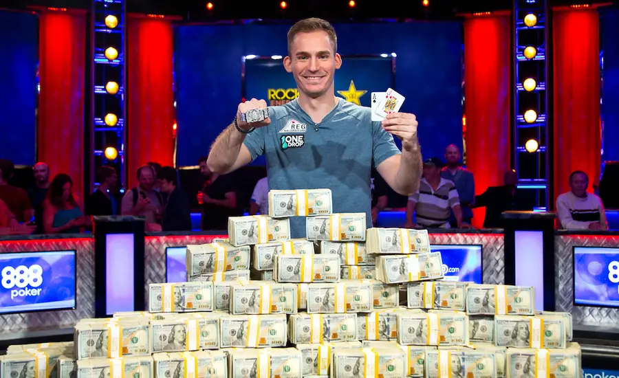 justin bonomo exibe o valioso bracelete wsop conquistado