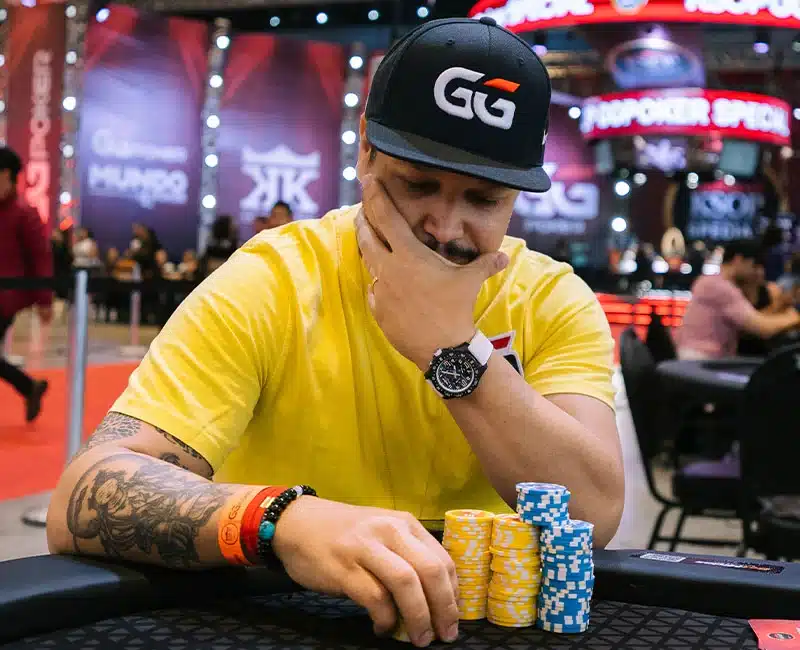 felipe mojave pensando enquanto joga uma mão de poker