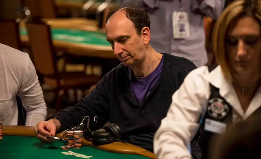 jogador de poker erik seidel sentado na mesa de poker
