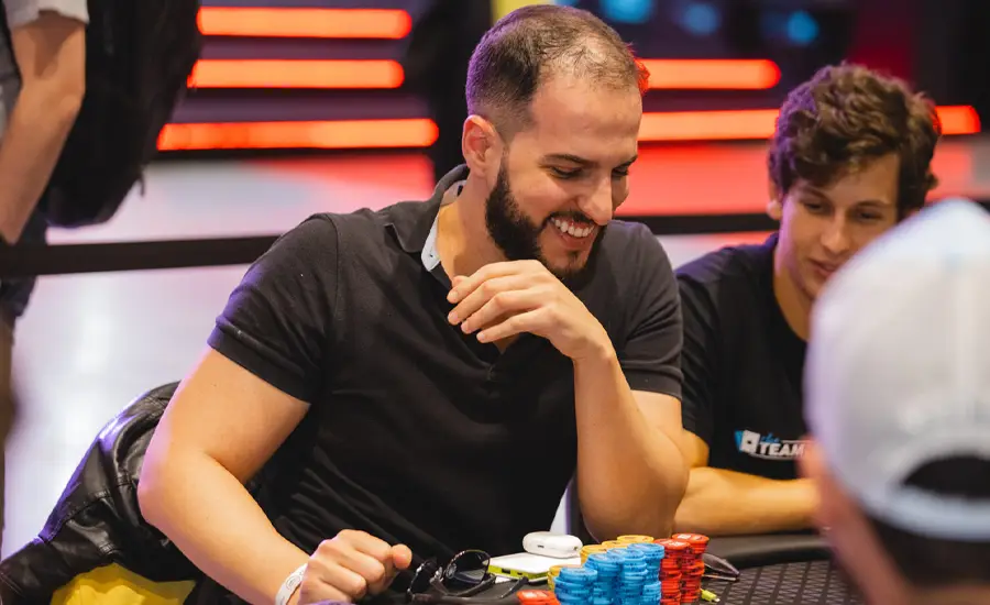 murilo milhomem jogador de poker descontraído na mesa