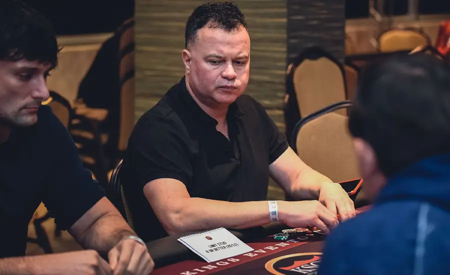 sergio braga concentrado em uma mesa de poker