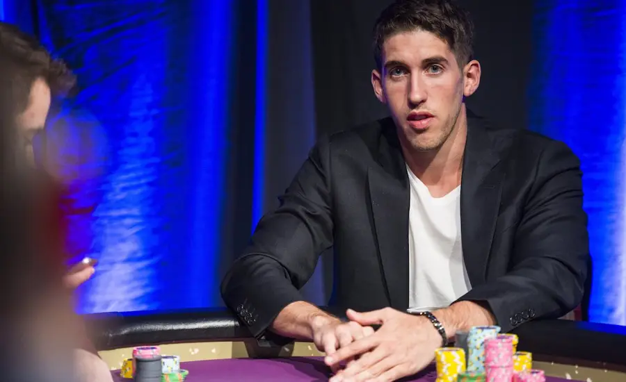 dan colman filando cartas na mesa de poker