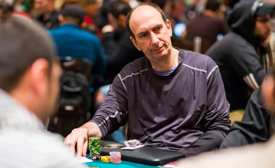erik seidel enquanto joga uma mão de poker