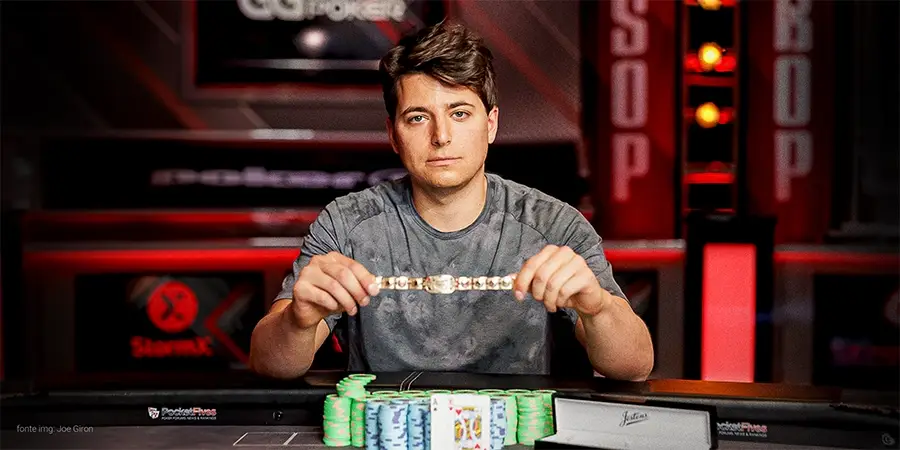 jake segurando bracelete wsop