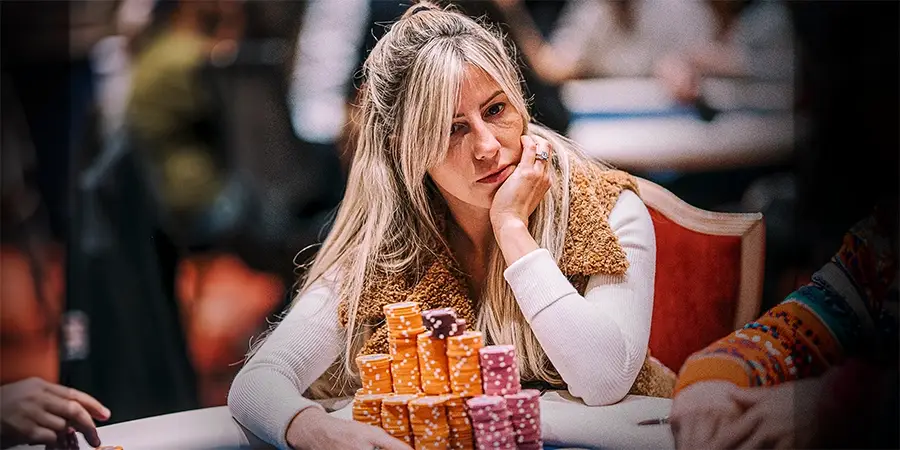 kristen foxen sentada na mesa de poker pensando