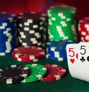 mengintip pocket fives di depan tumpukan chip