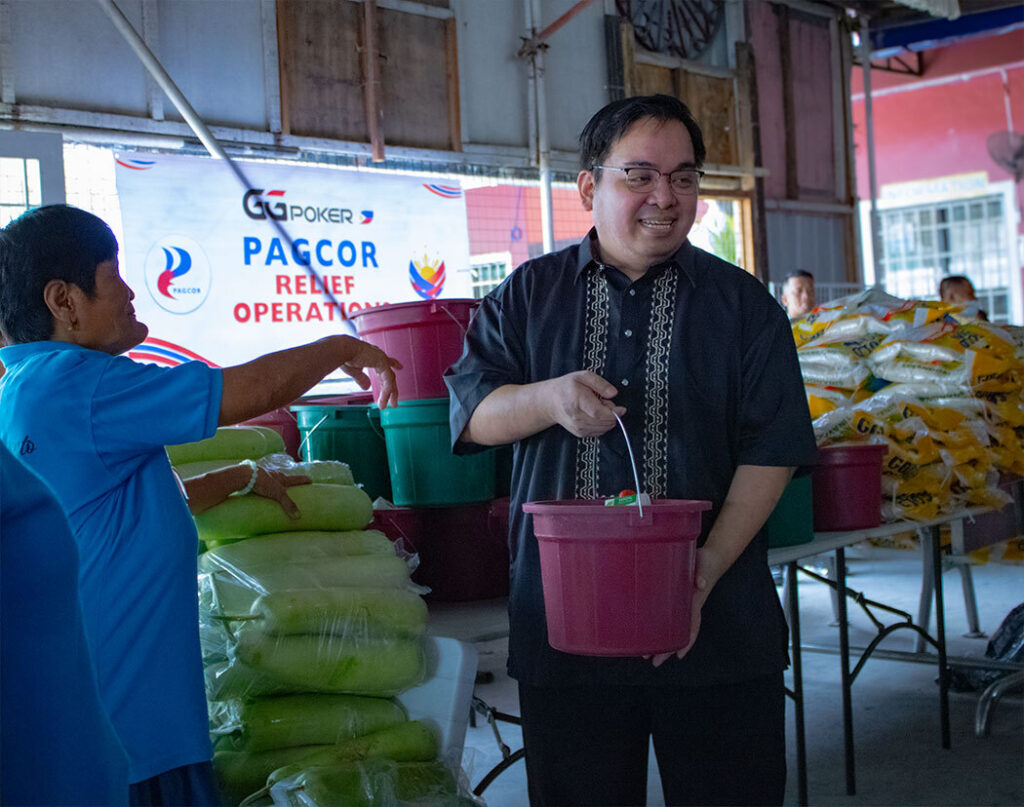 President of GGPoker Philippines Ron Dale Gascon helping to distribute food with Feeding Metro Manila